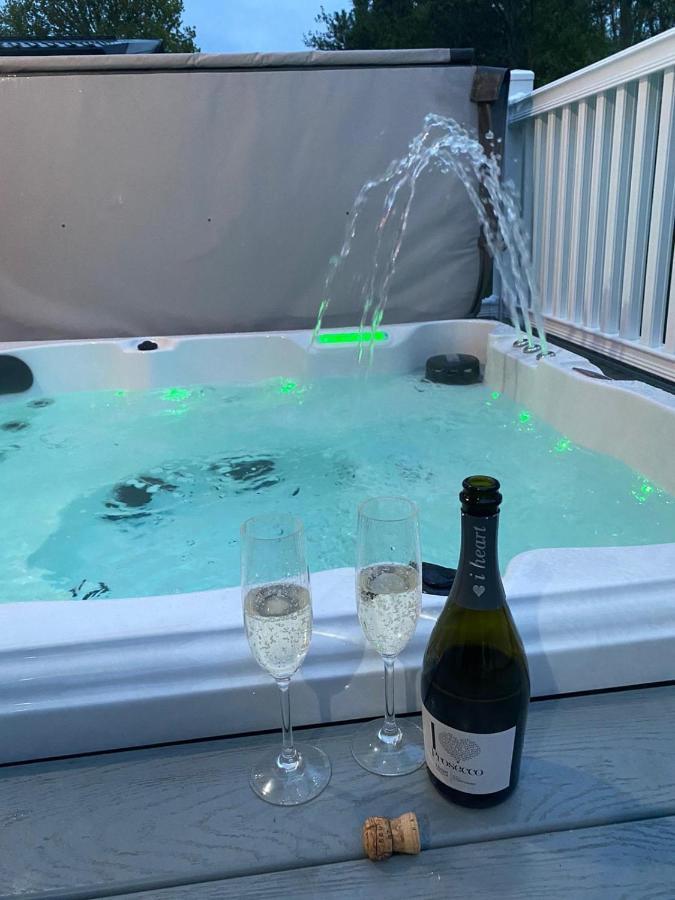 Graceland Lodge With Hot Tub Barmby on the Moor Kültér fotó